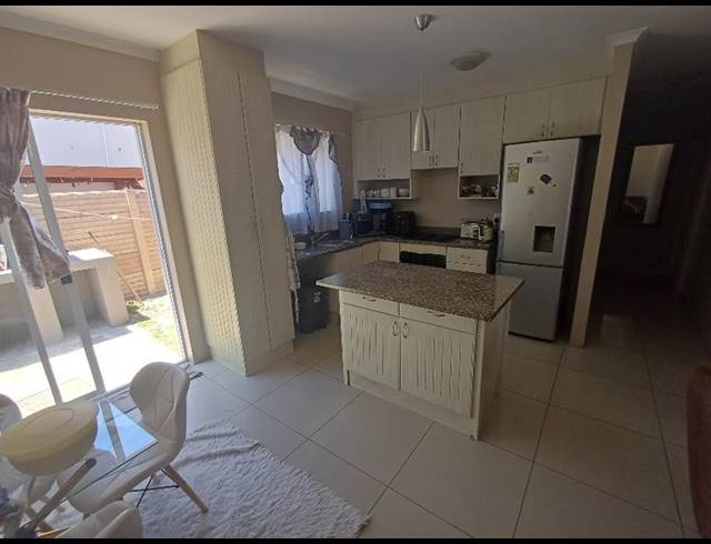 3 BEDROOM TOWNHOUSE FOR SALE IN BRIDGEMEADE